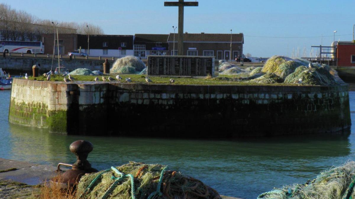 Photographie de mouettes en méditation, Calais Calvaire des marins disparus