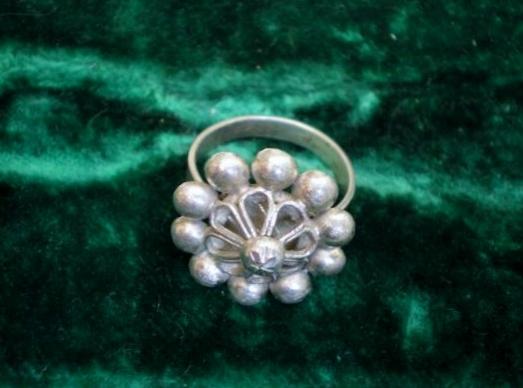 calais-bague-traditionnelle-reprenant-le-motif-de-certains-pendants-d-oreille.jpg