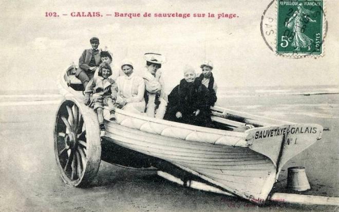 calais-barque-de-sauvetage-sur-la-plage-saintsyriac-calais.jpg
