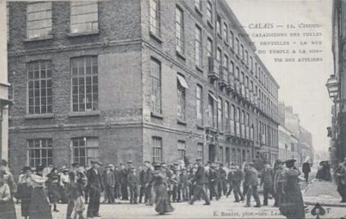 calais-dentelles-rue-du-temple-a-la-sortie-des-ateliers.jpg