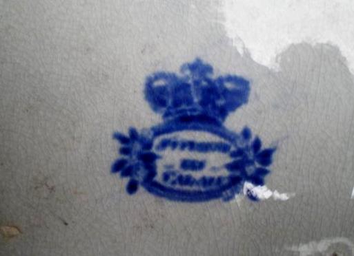 calais-faience-signature-d-un-cartouche-st-pierre-les-calais.jpg