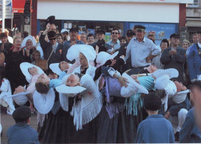 calais-la-rose-figure-de-danse-du-groupe-folklorique-des-dames-de-la-halle-herve-tavernier-calais.jpg