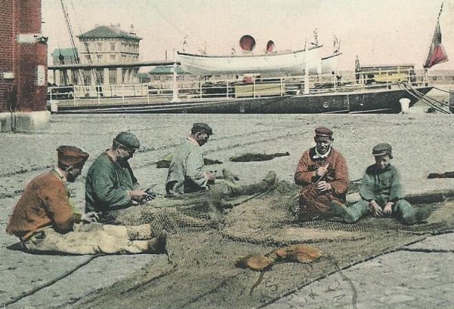 calais-pecheurs-reparant-leurs-filets.jpg