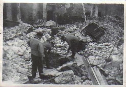 calais-photographie-sapeurs-pompiers-relevant-un-cadavre-au-pied-du-musee.jpg