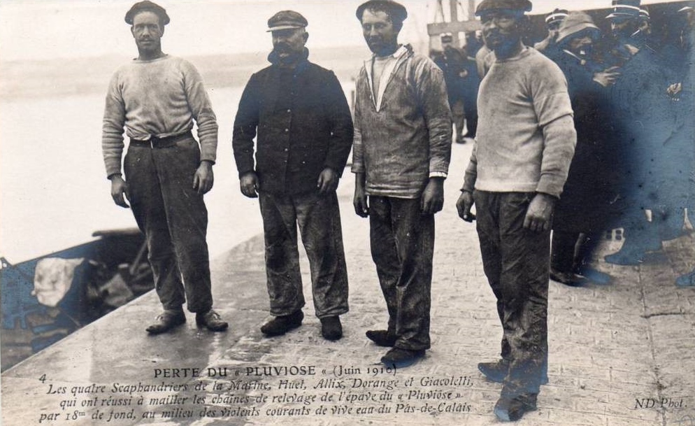 photo Calais les scaphandriers avant la plongée