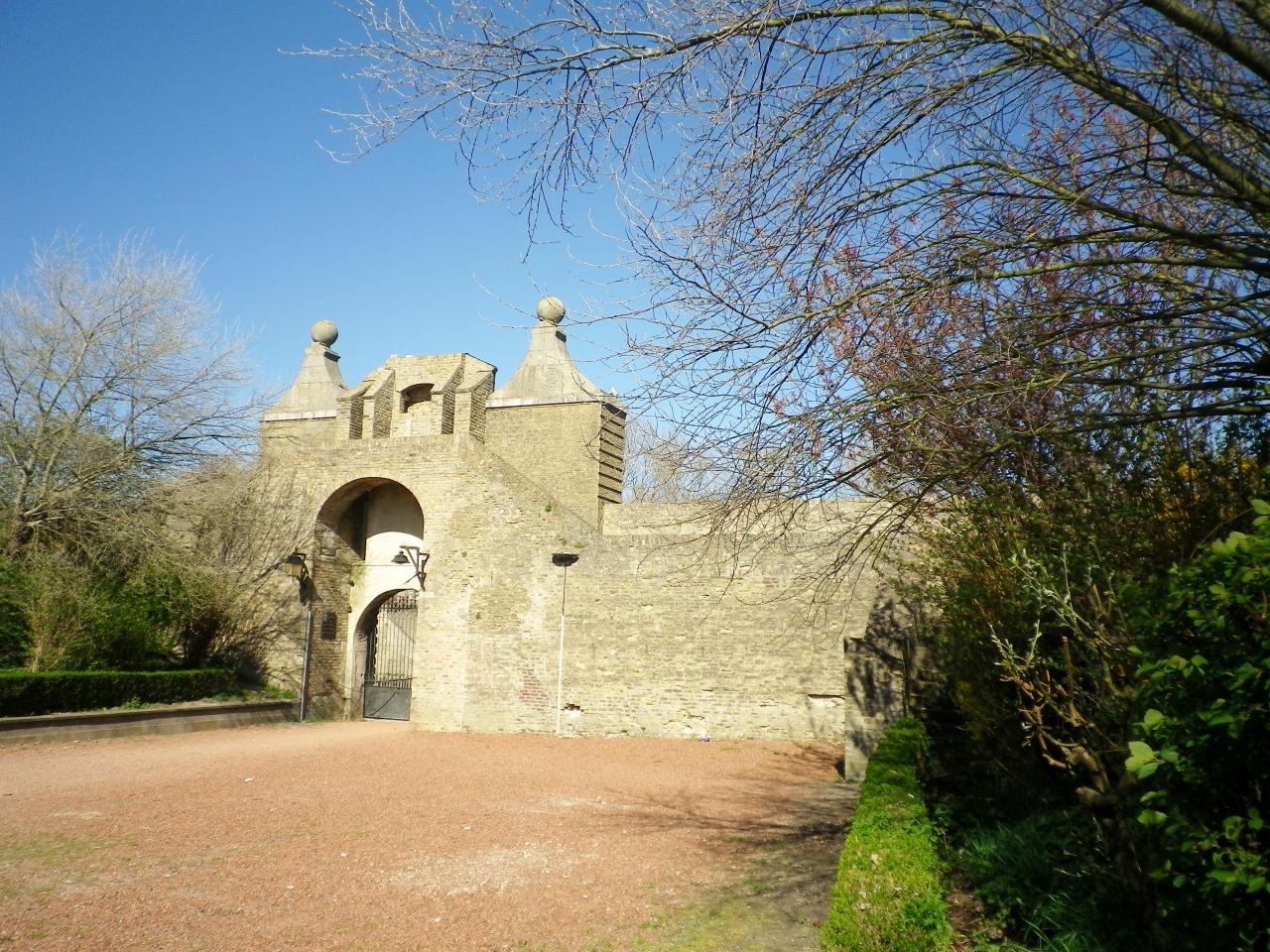 La citadelle de Calais et la porte de Neptune
