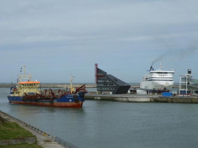 trafic-maritime-plage-calais.jpg