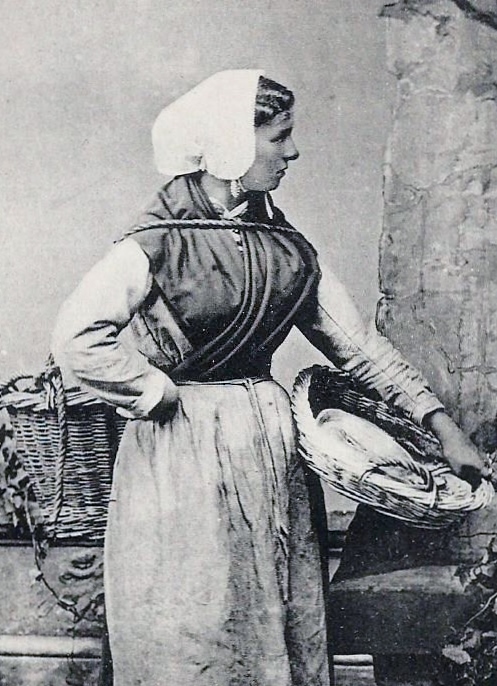 marchande-de-poissons-portant-la-calipette.jpg