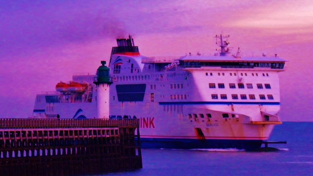 photo calais ferry entrant au port de Calais