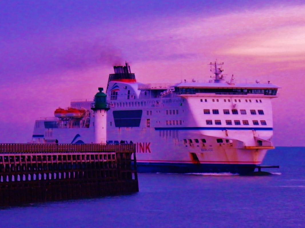 photo calais ferry entrant au port de Calais