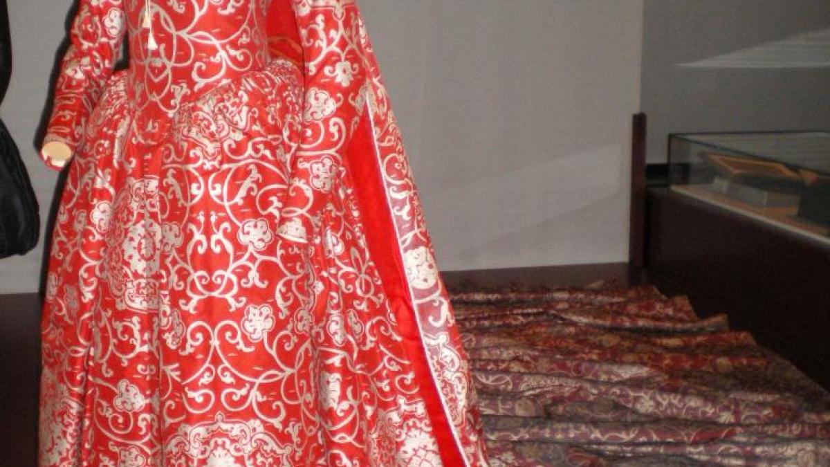 Robe Isabelle Adjani dans la Reine Margot Cité internationale de la mode et de la dentelle de Calais