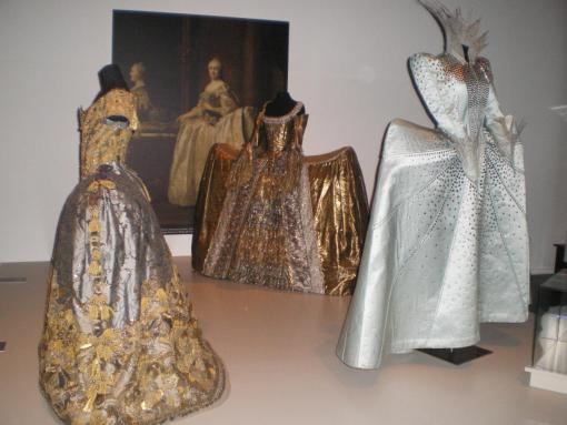 Robes à panier cité de la mode et de la dentelle calais