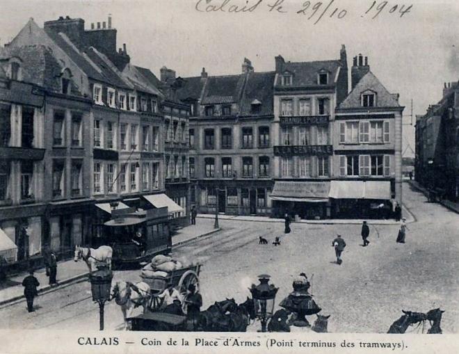 calais-coin-de-la-place-d-armes-point-terminus-des-tramways.jpg