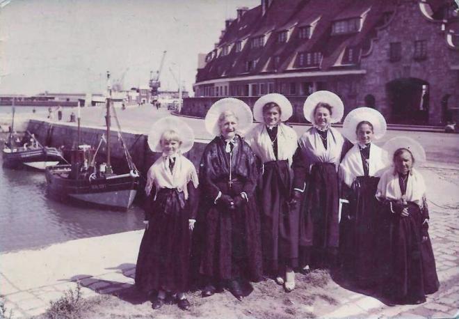 calais-courguinoises-devant-le-bassin.jpg