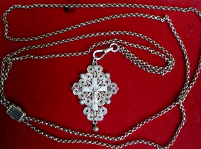 calais-croix-traditionnelle-en-or-avec-sa-chaine-dite-sorciere-et-son-fermoir.jpg