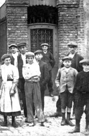 calais-ouvriers-des-usines-vendroux-vers-1918.jpg