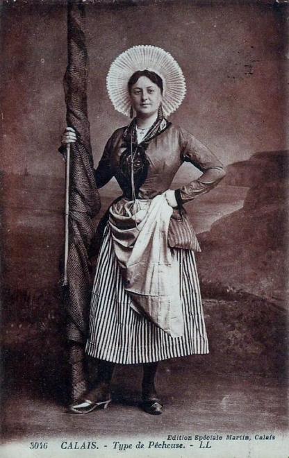 calais-type-de-pecheuse-jupe-rayee-galoche.jpg