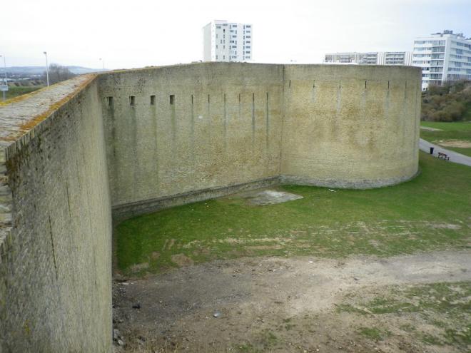 le mur d'enceinte du fort risban de calais.jpg