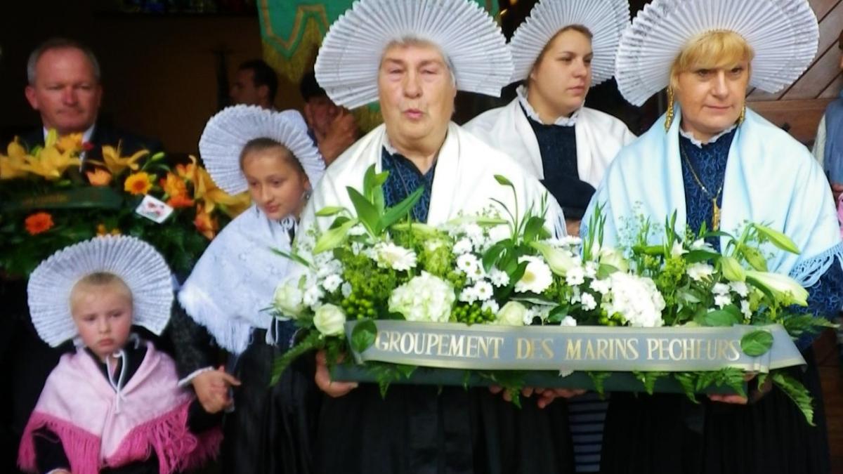 Matelotes lors de la ceremonie de la benediction de la mer eglise saint pierre saint paul de calais